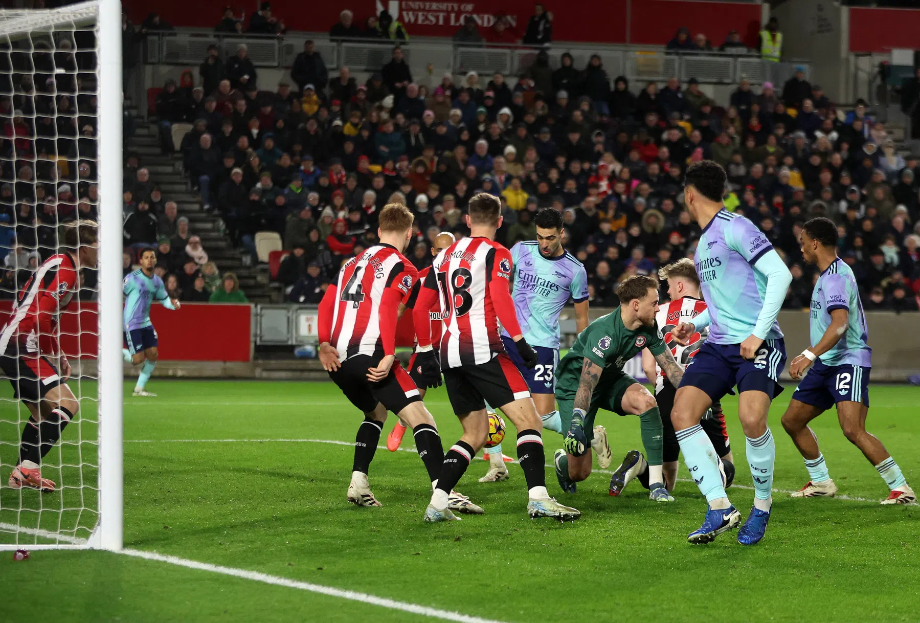 Arsenal slaat drie keer toe uit de rebound en blijft Liverpool volgen