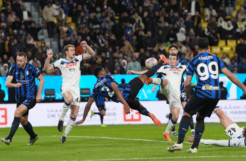 Waanzinnige Dumfries leidt Inter met wereldgoals naar finale Supercoppa