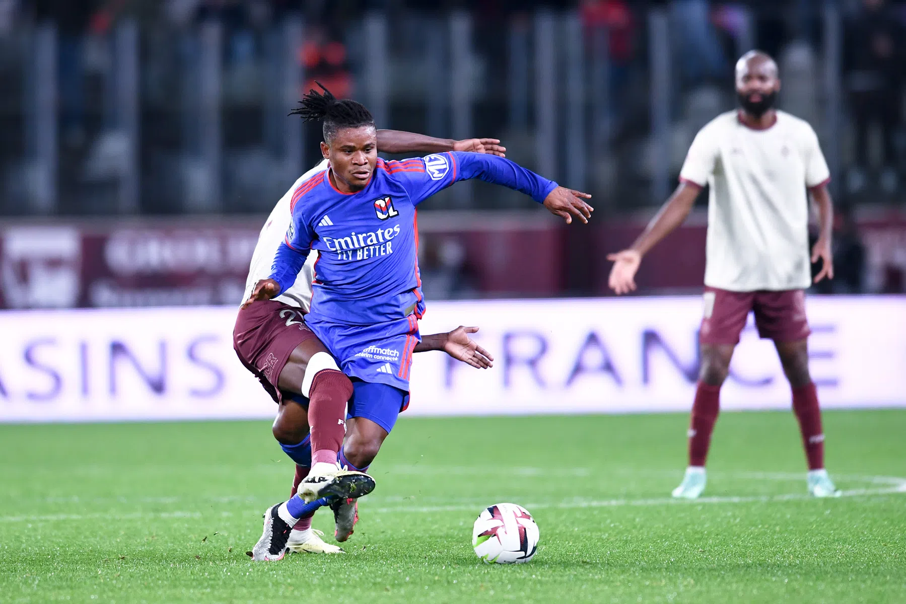 Noodlijdend Lyon verkoopt spits met flink verlies