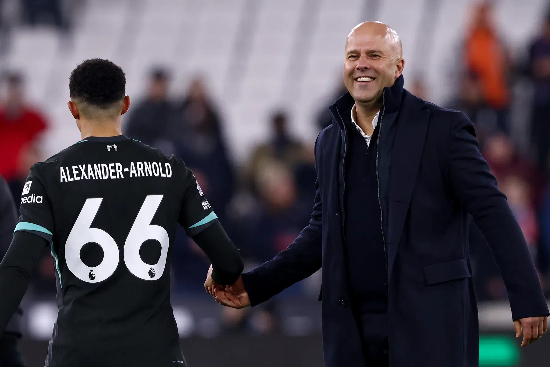 Slot niet bezig met geruchten over Alexander-Arnold: 'Werkt zich uit de naad'