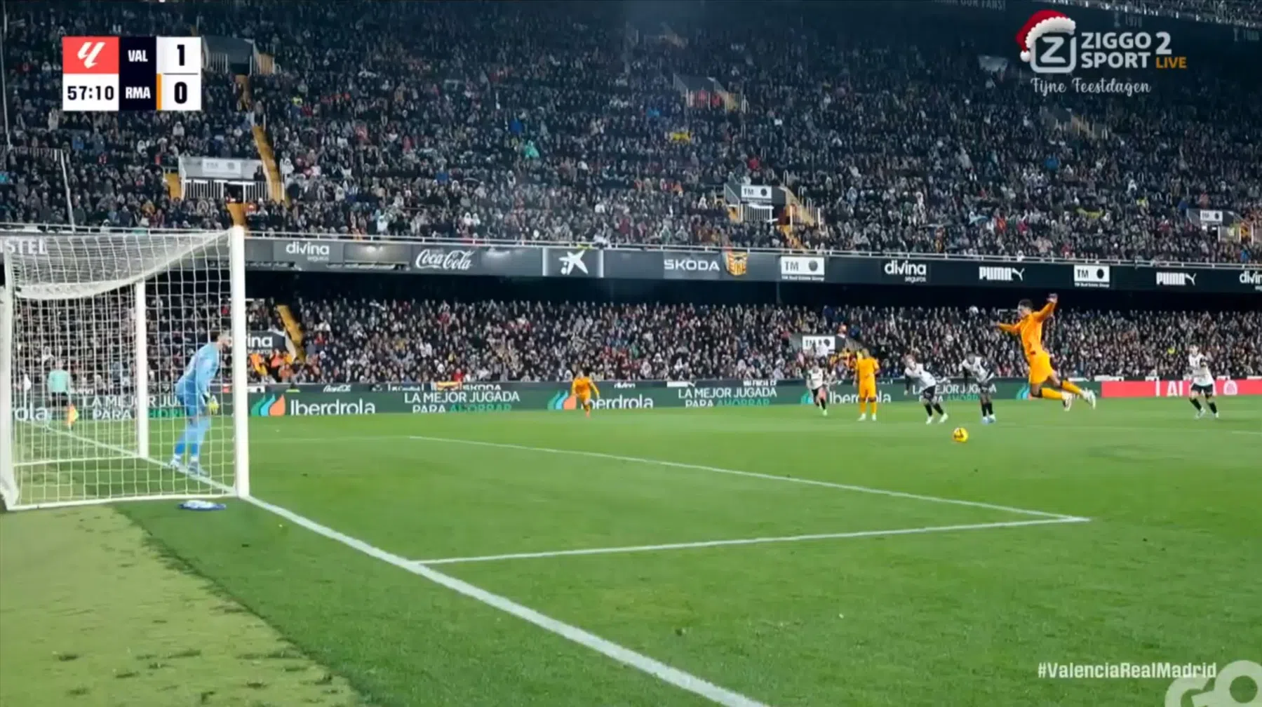 Real ontsnapt in slotfase met tien man na gemiste penalty Bellingham