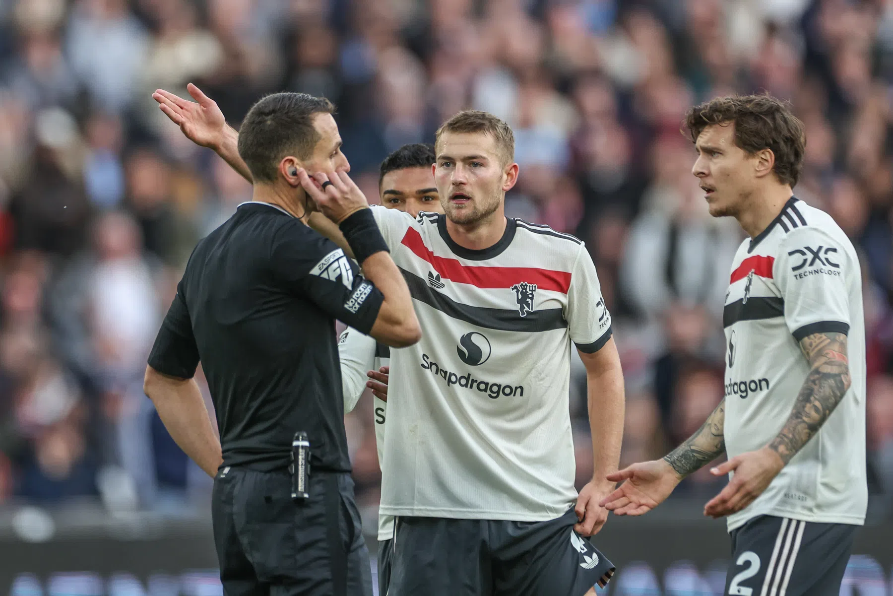 De beelden: zo vertolkte De Ligt alweer een ongelukkige hoofdrol op Anfield