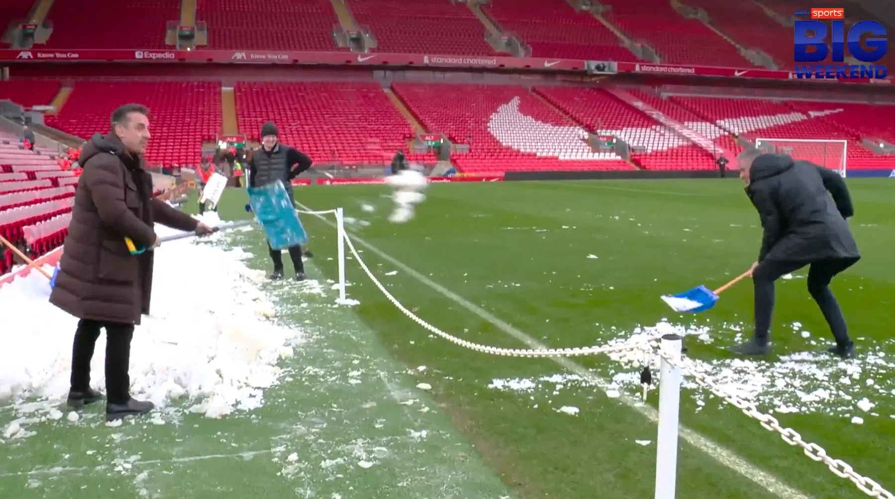 Humor: Neville 'dwarsboomt' Liverpool - Man United met sneeuw