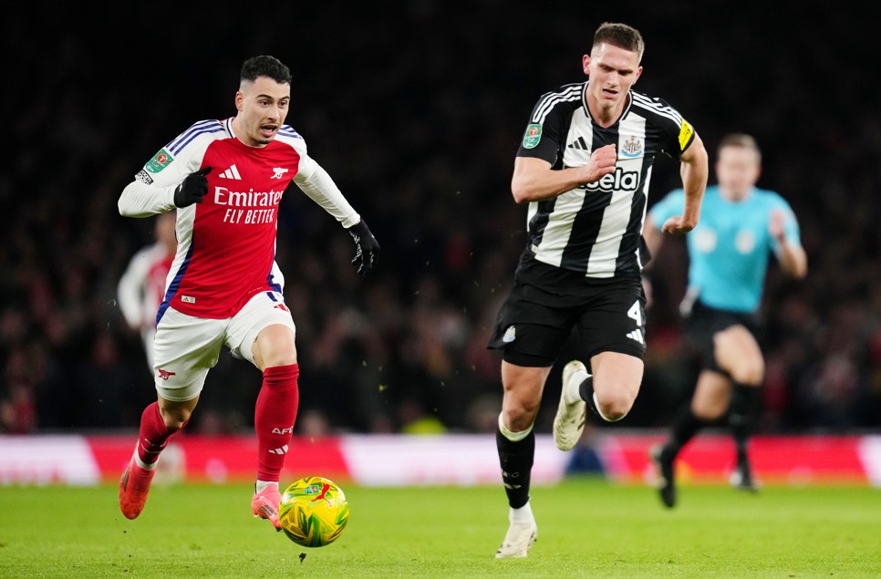 Wembley lonkt voor Botman: Isak leidt Newcastle naar stunt bij Arsenal