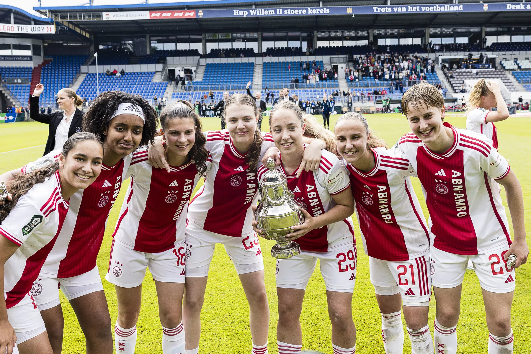 ABN AMRO blijft verbonden aan Ajax en bereikt mijlpaal met Ajax Vrouwen