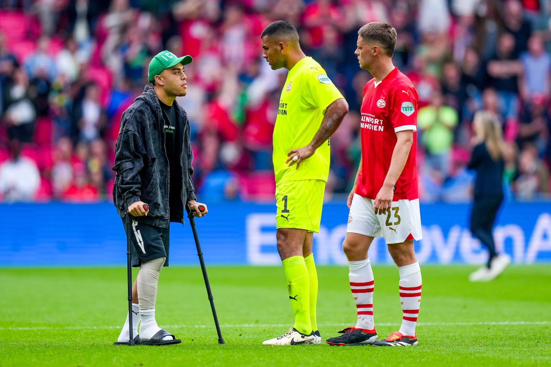 Bosz kondigt zeer verheugd 'mijlpaaltje' voor Dest aan