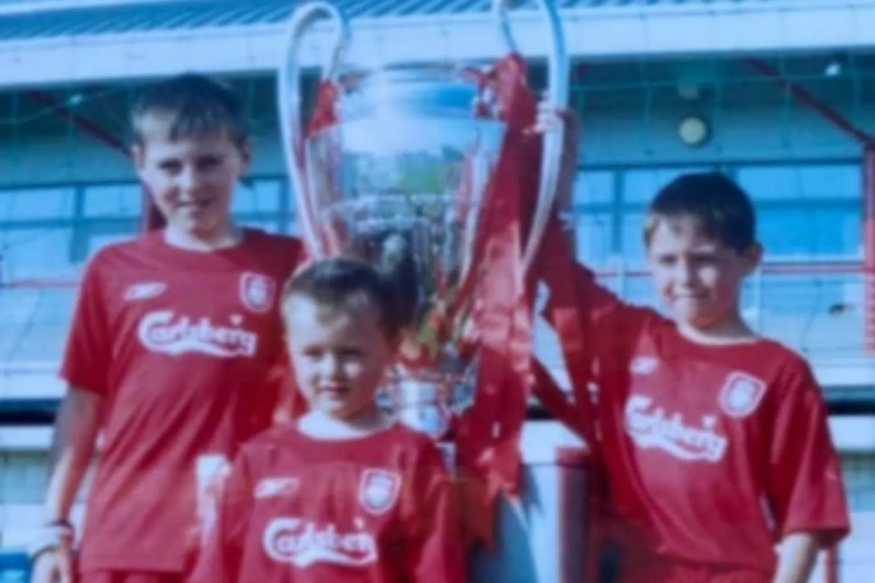 Josh Woods (vooraan) als kind met de Champions League-trofee die Liverpool in 2005 won.