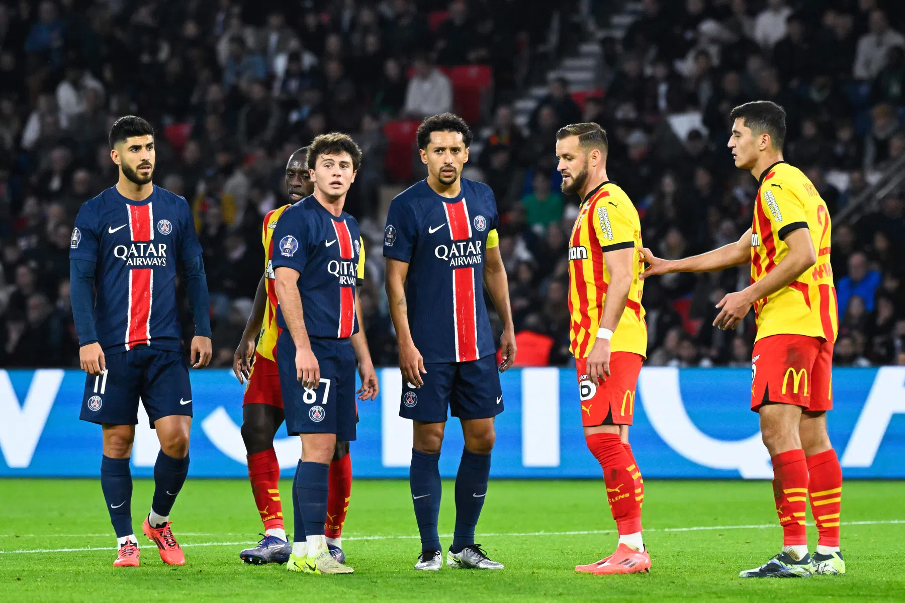 Khusanov (rechts) in actie tegen Paris Saint-Germain. 