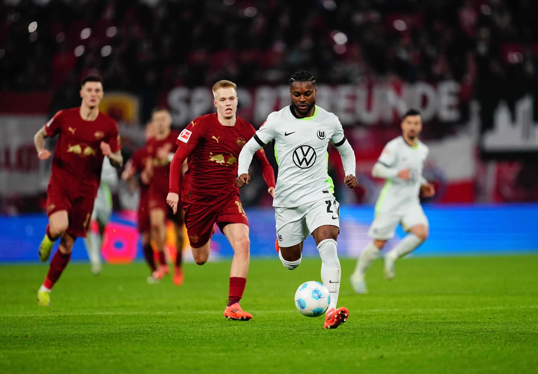 RB Leipzig haalt ervaren concurrent voor Geertruida