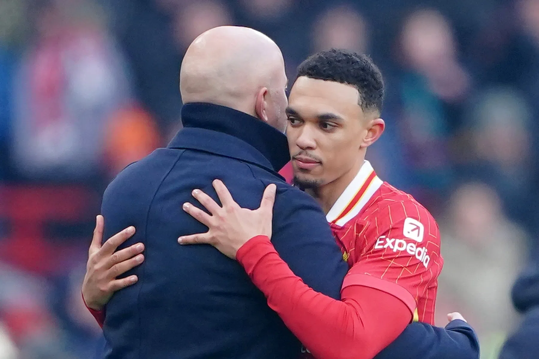 Britse media zien Alexander-Arnold weer omarmd worden na 'serenade'