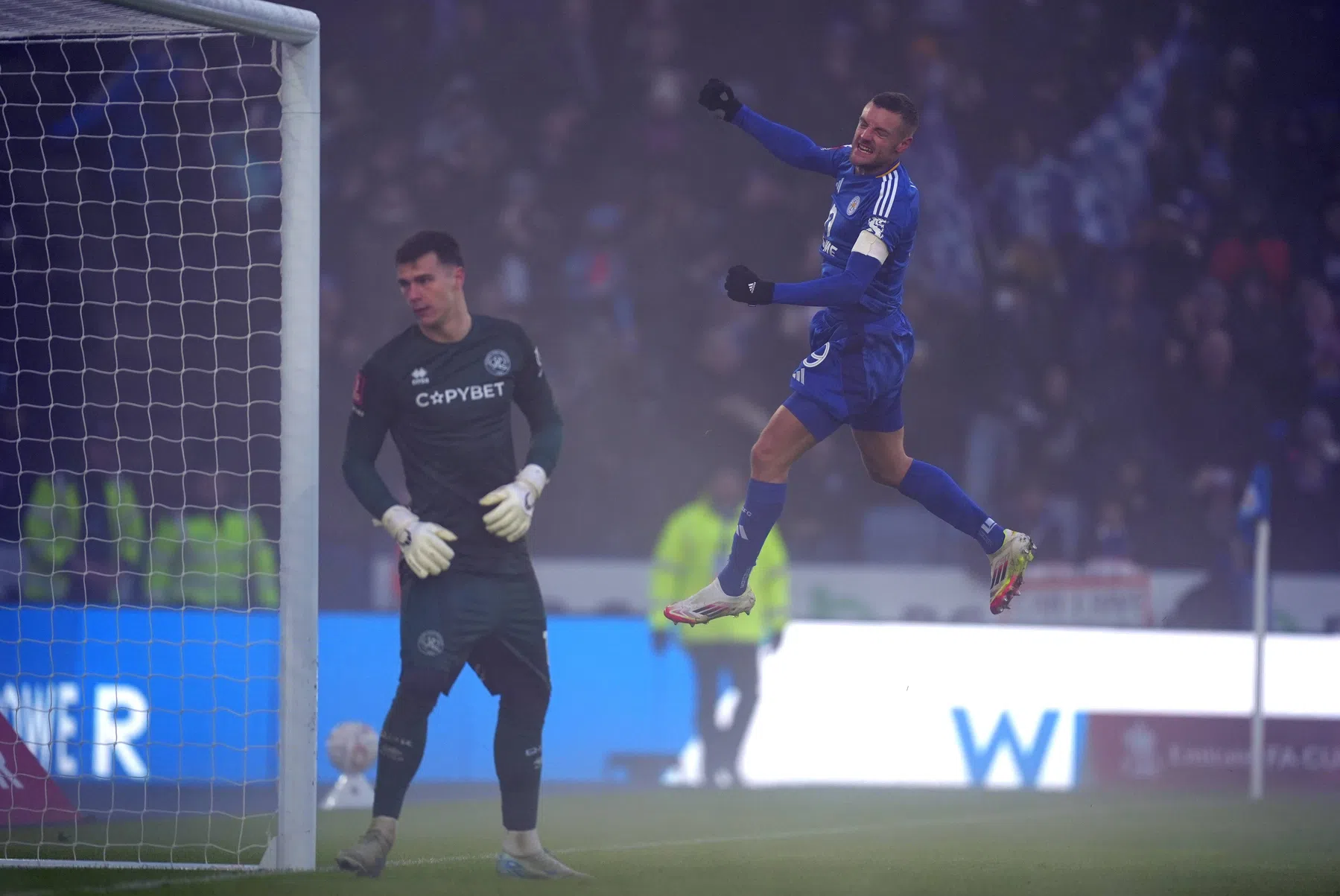 Leicester wint met zes goals voor tweede keer onder Van Nistelrooij