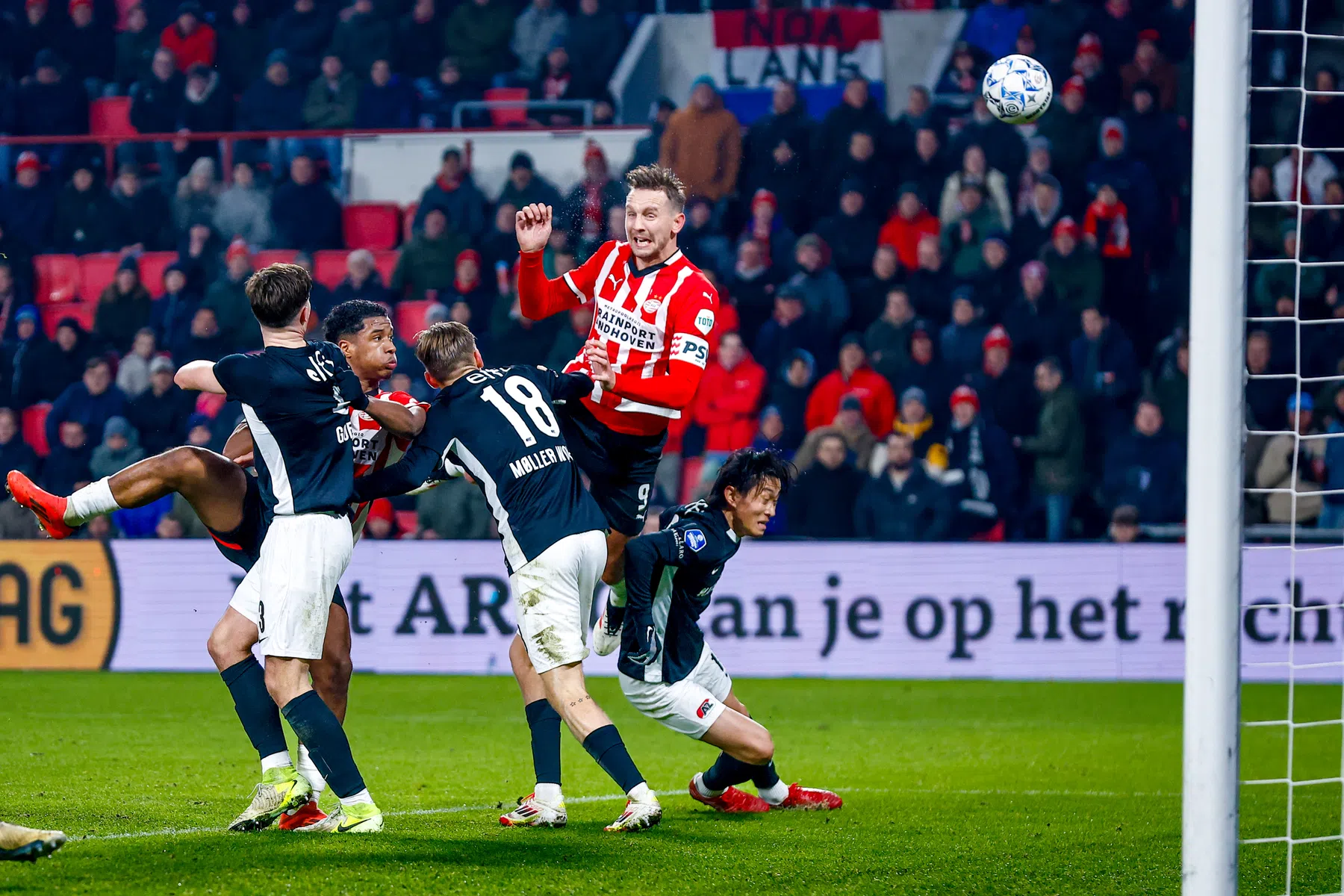 PSV lijdt direct na winterstop puntenverlies tegen sterk AZ