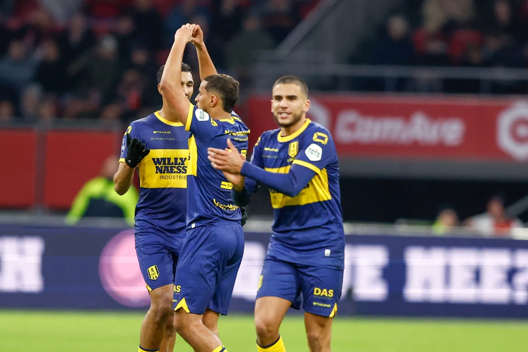 Ihattaren drukt stempel tegen Ajax: panna bij Berghuis en hartje voor camera