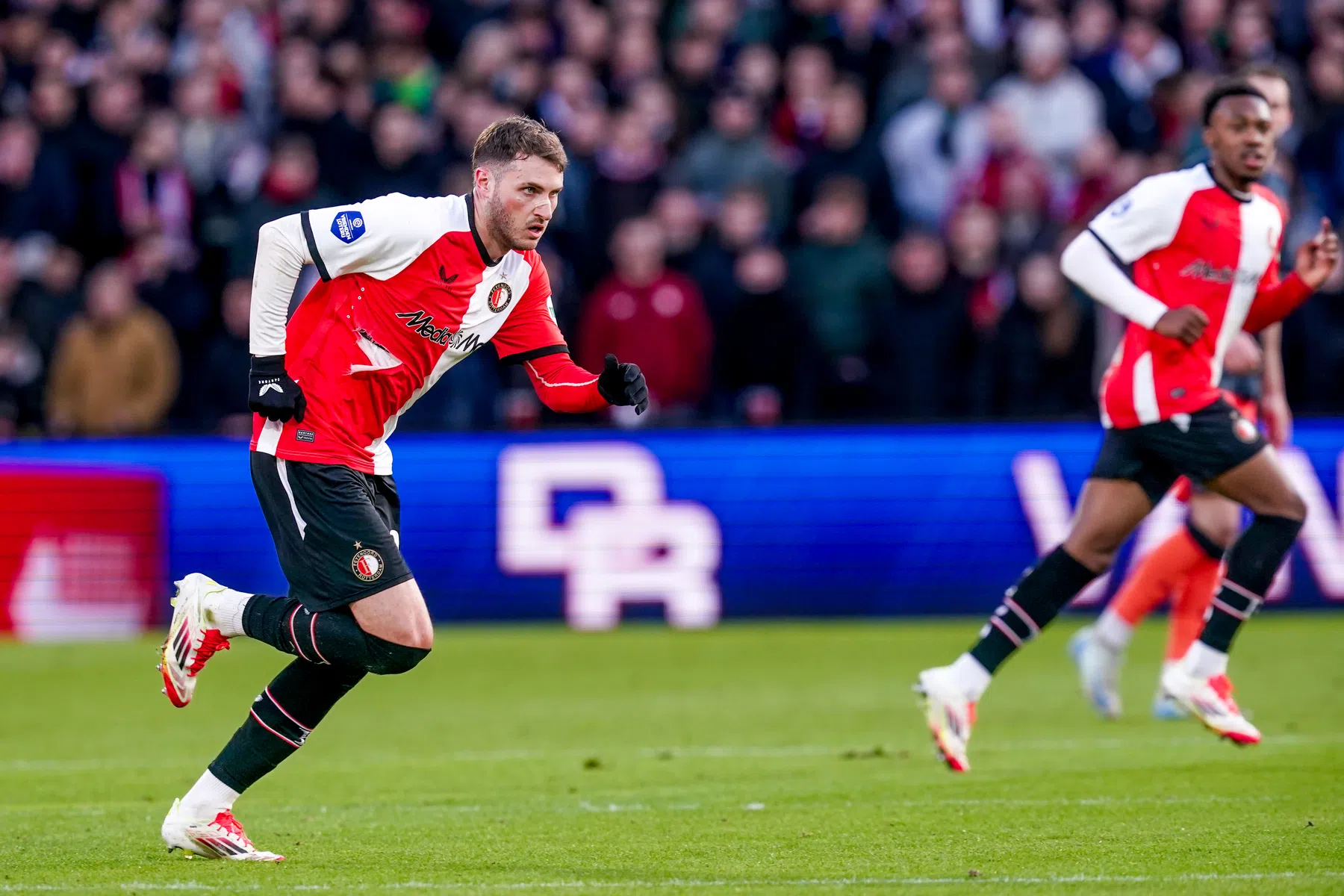 Kapot shirt van Gimenez volstaat niet voor penalty: 'Dit is toch onbegrijpelijk?
