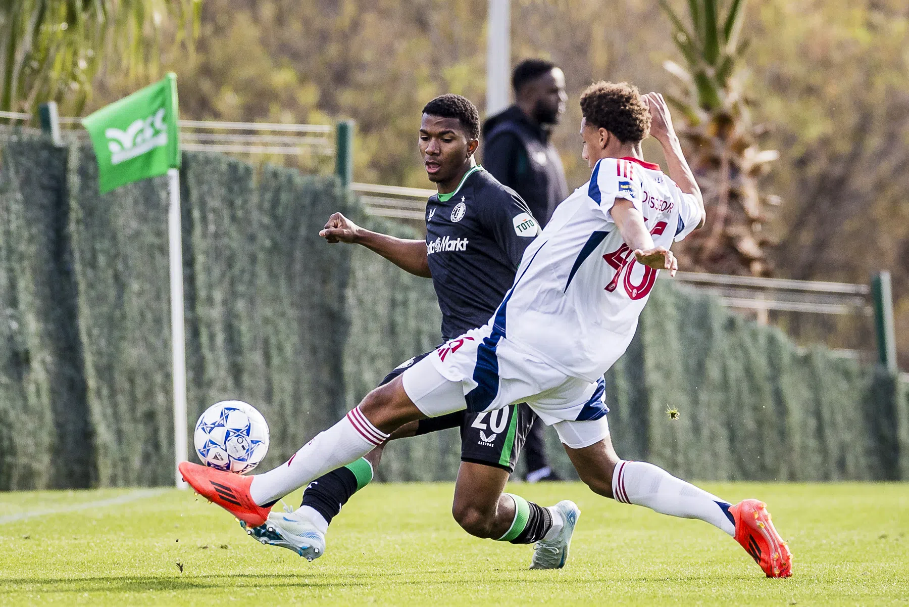 Lens meldt zich met scherper bod bij Feyenoord voor Mitchell