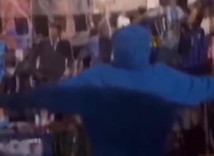 Kvaratskhelia neemt met eerbetoon aan Maradona afscheid van Napoli