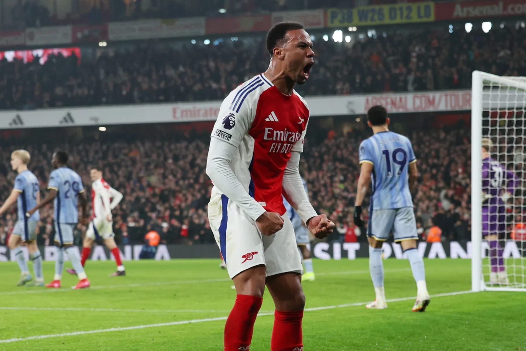 Arsenal vergroot problemen Tottenham in Noord-Londense derby