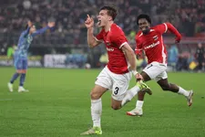 Thumbnail for article: 'AZ hoeft niet eens top te zijn om Ajax te verslaan, dat zegt genoeg'