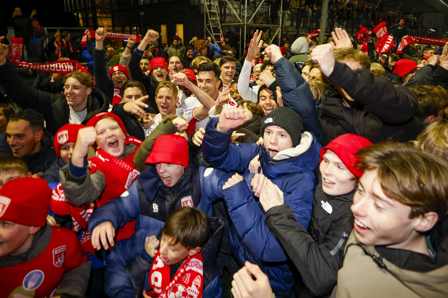 Sjaals, zeedamp, colaflesjes en een piekfijn passje op prachtavond in Noordwijk