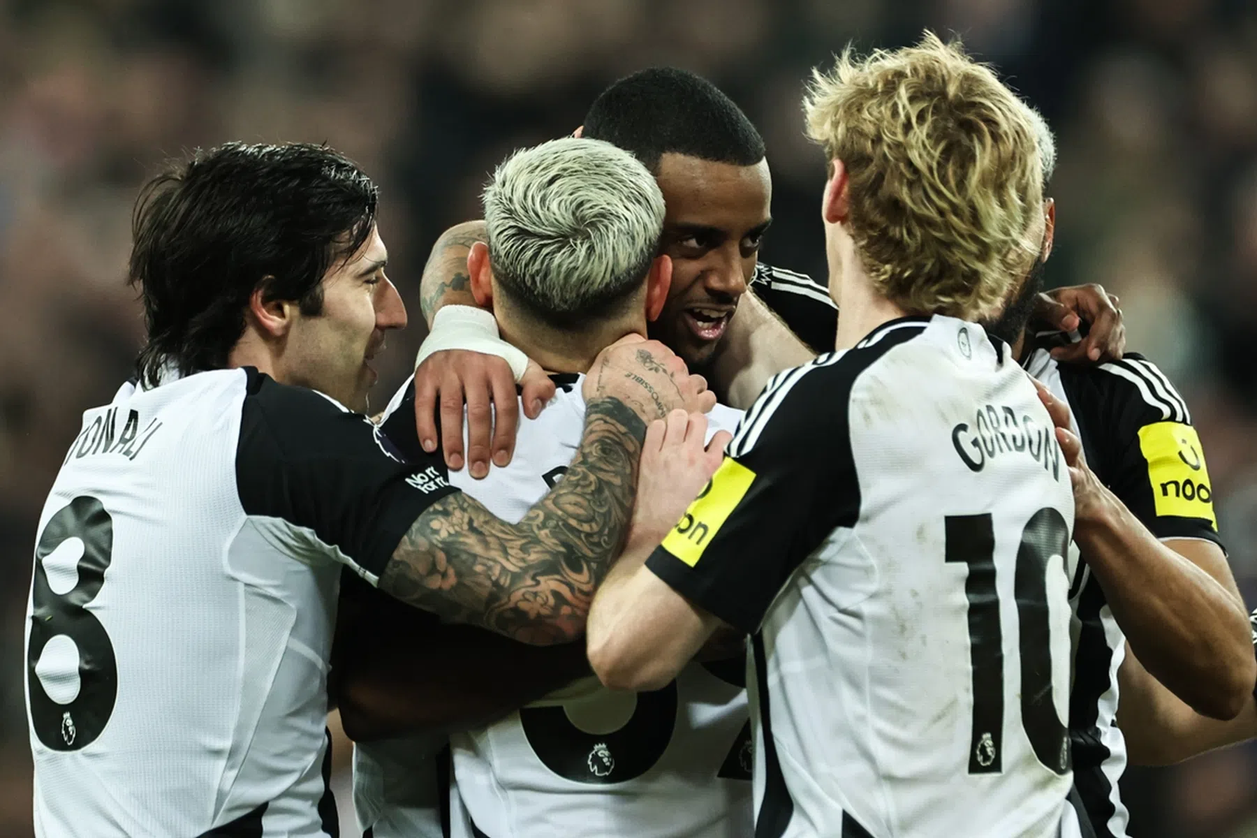 Ontketende Isak opnieuw goud waard, Van Nistelrooij weer onderuit met Leicester