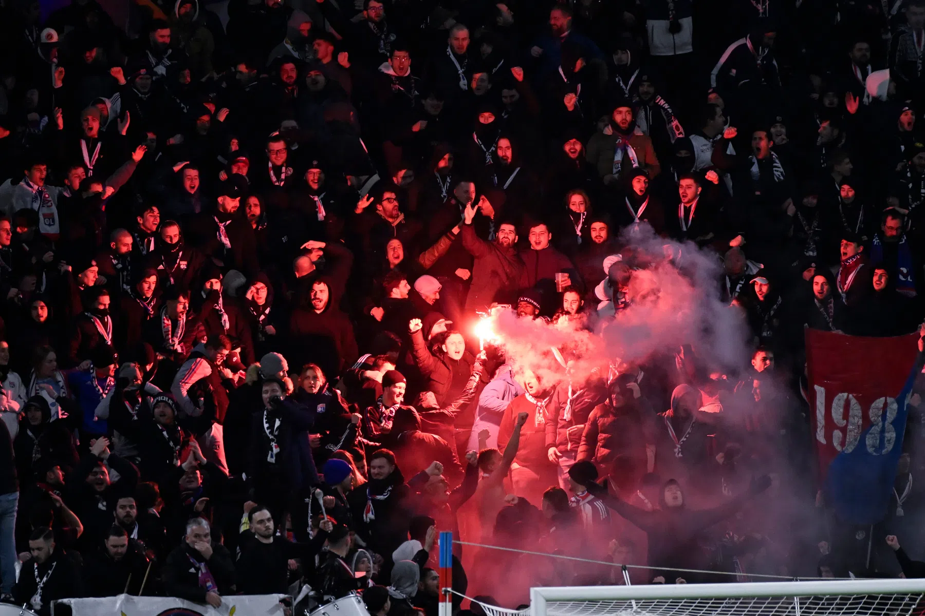 Tot overmaat van ramp misdragen ook 'fans' zich nog na bekerblamage Lyon