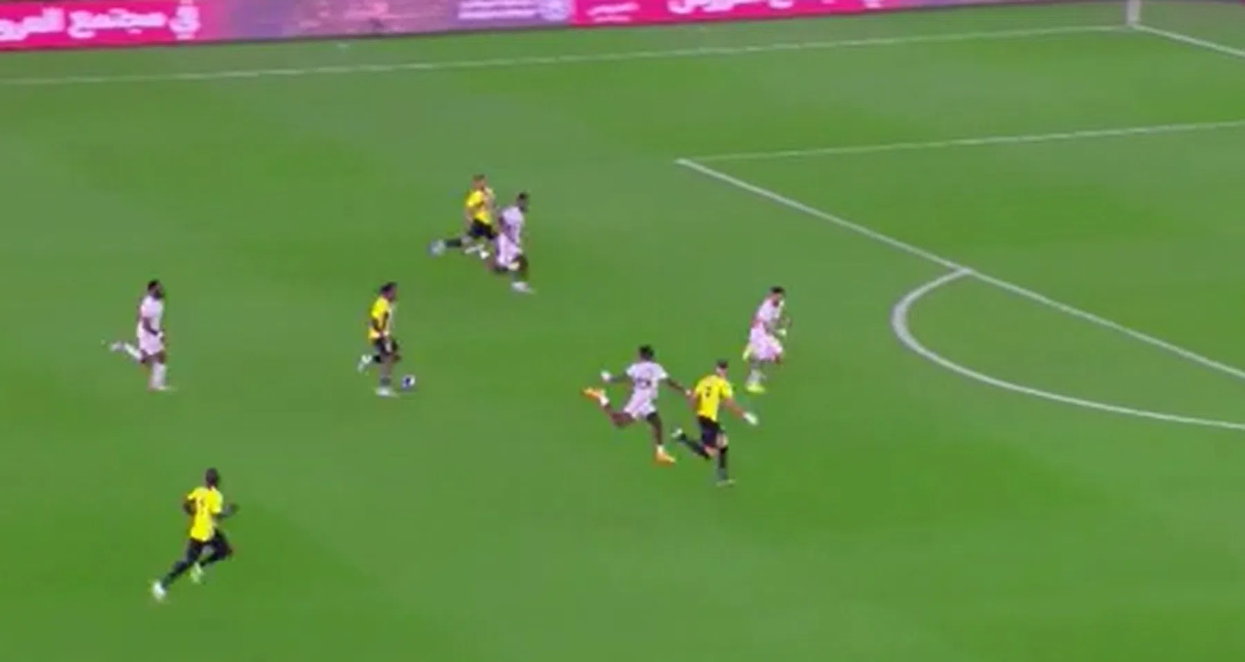 Bekijk hoe Bergwijn fraai scoort in de Saoedische competitie