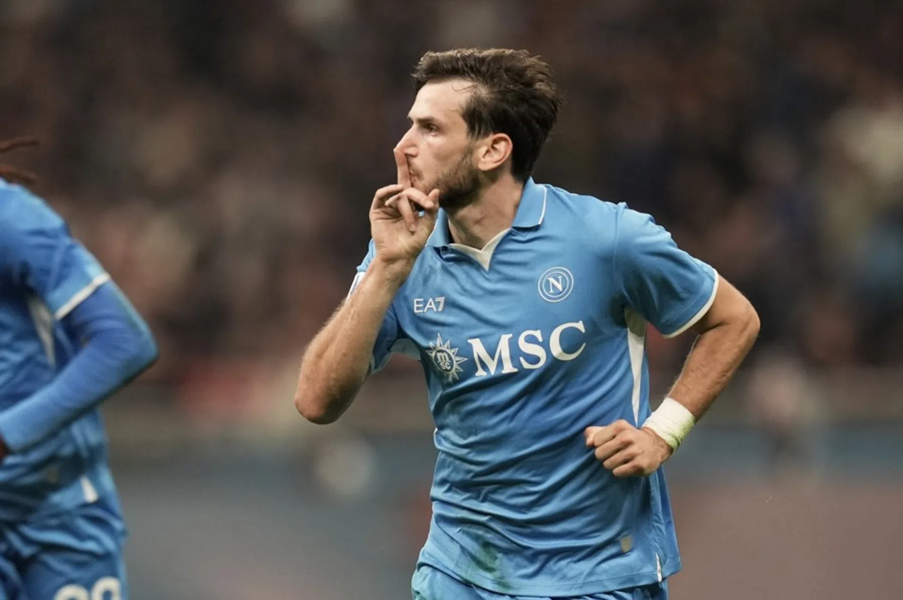 Kvaratskhelia rondt toptransfer definitief af en meldt zich bij PSG