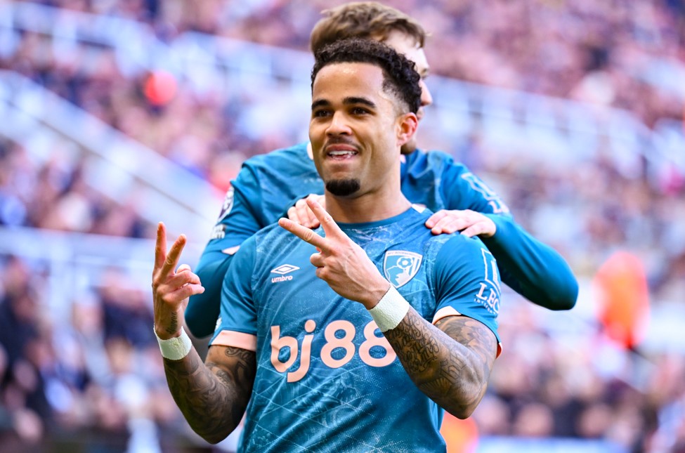 Fenomenale Kluivert beëindigt met hattrick ongeslagen serie Newcastle