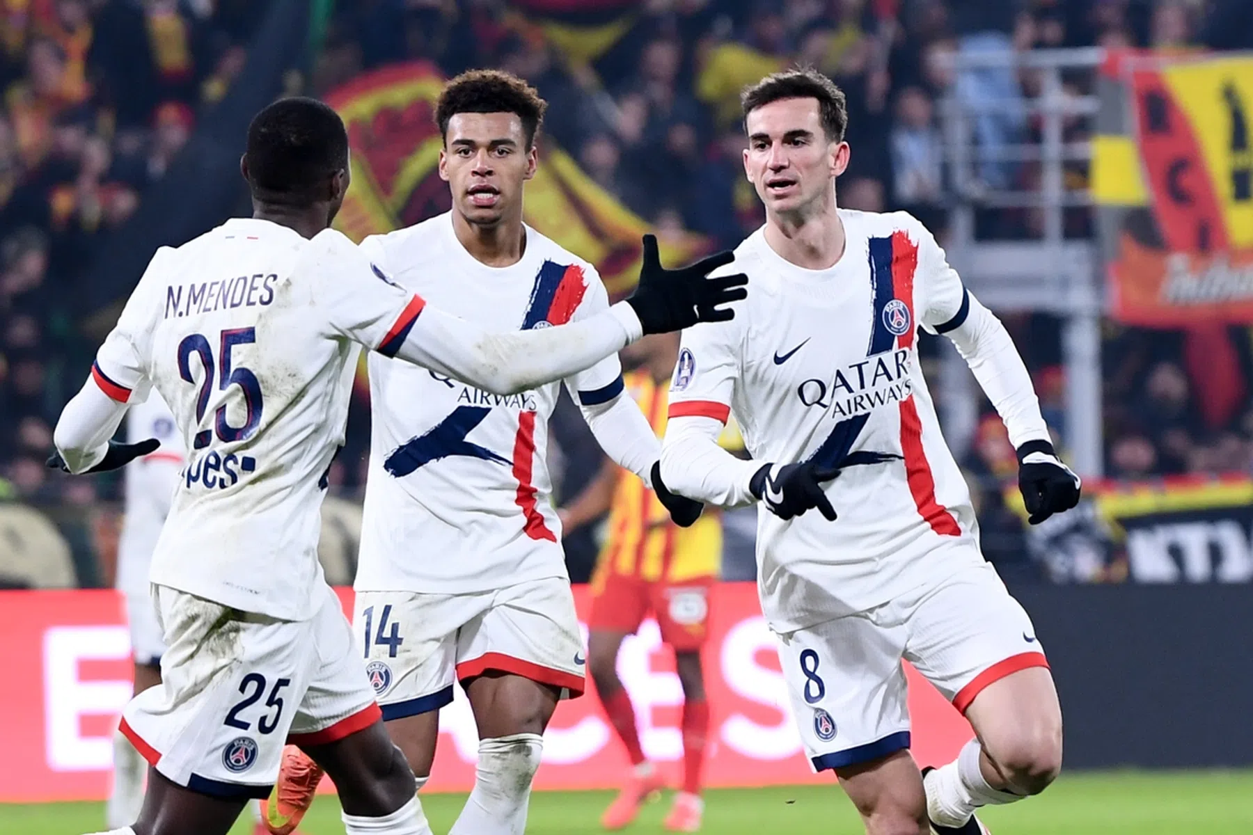 Paris Saint-Germain verstevigt koppositie door ontsnapping in Lens