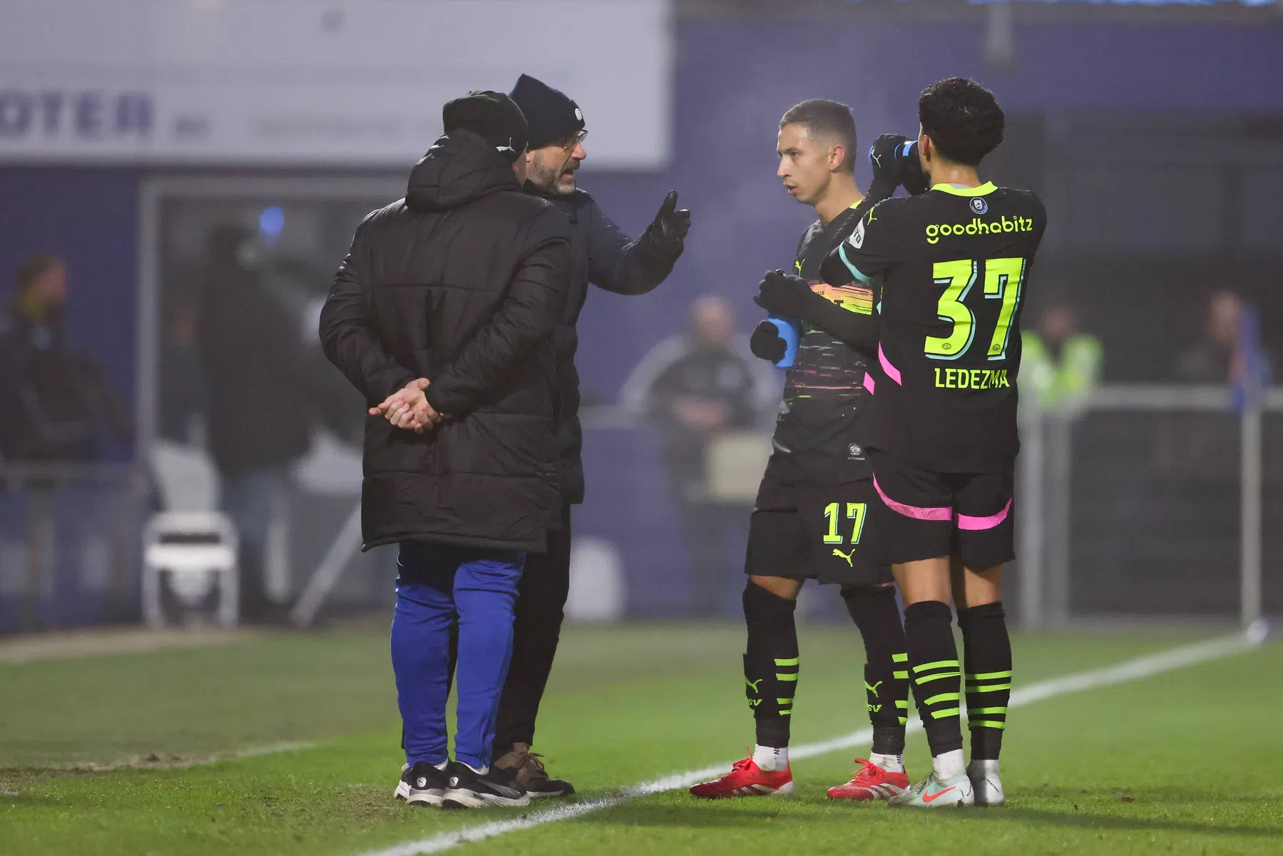 Peter Bosz en Guus Til over de 'dip' van PSV: 'Moet er nu voor mijn spelers zijn'