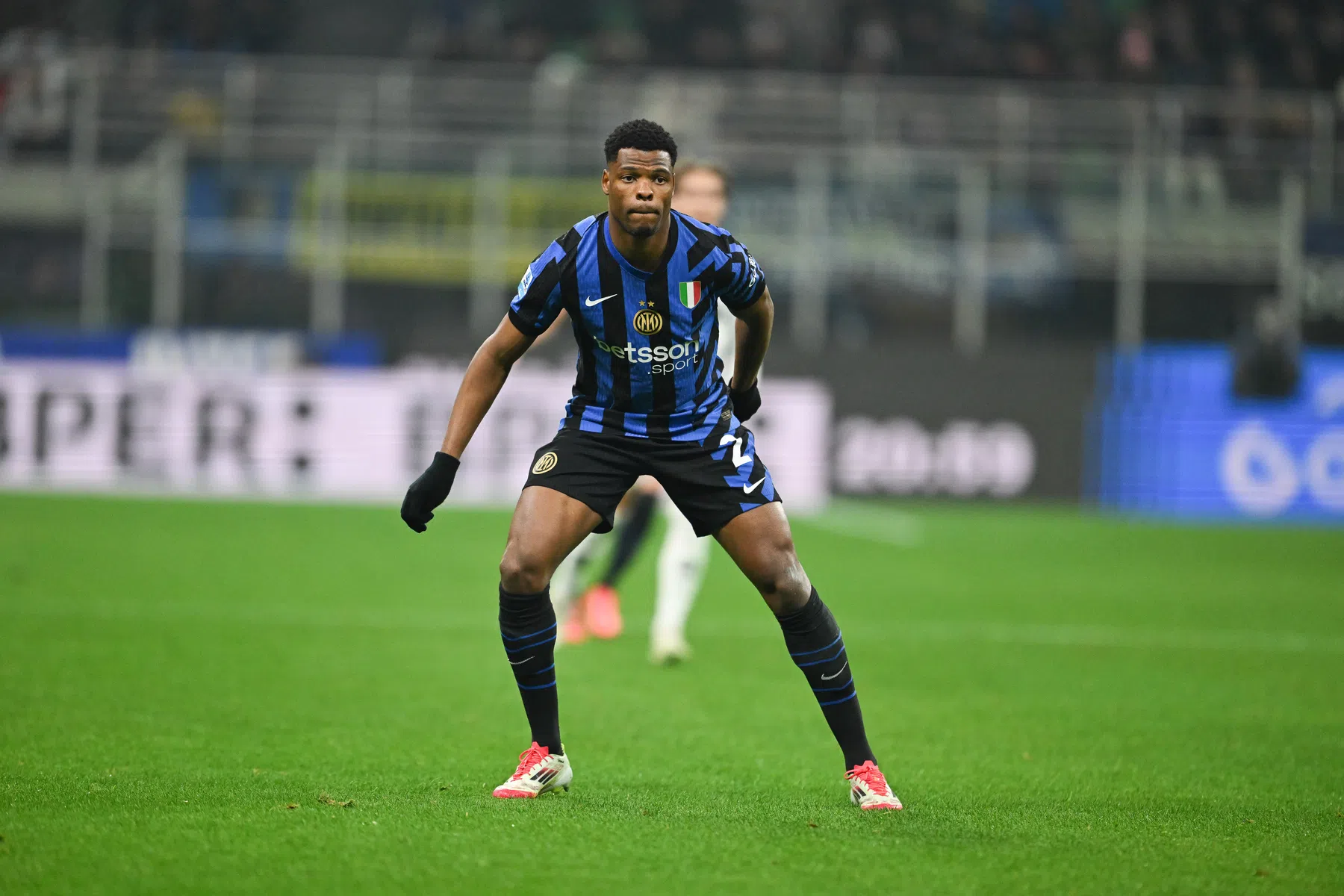 Scorende Dumfries brengt Inter-zege in veilige haven