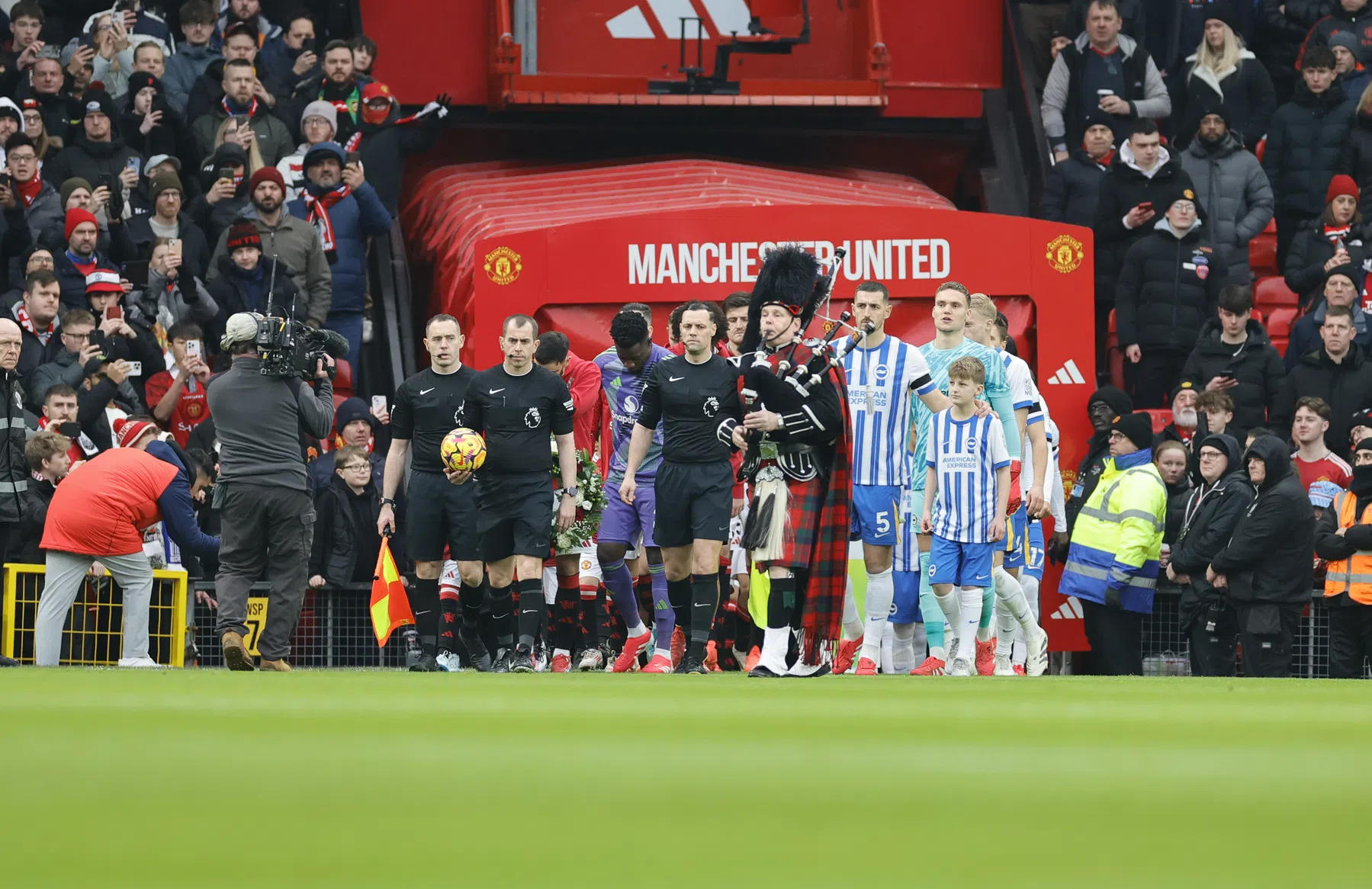 Man Utd pijnlijk onderuit na schitterend eerbetoon aan overleden icoon