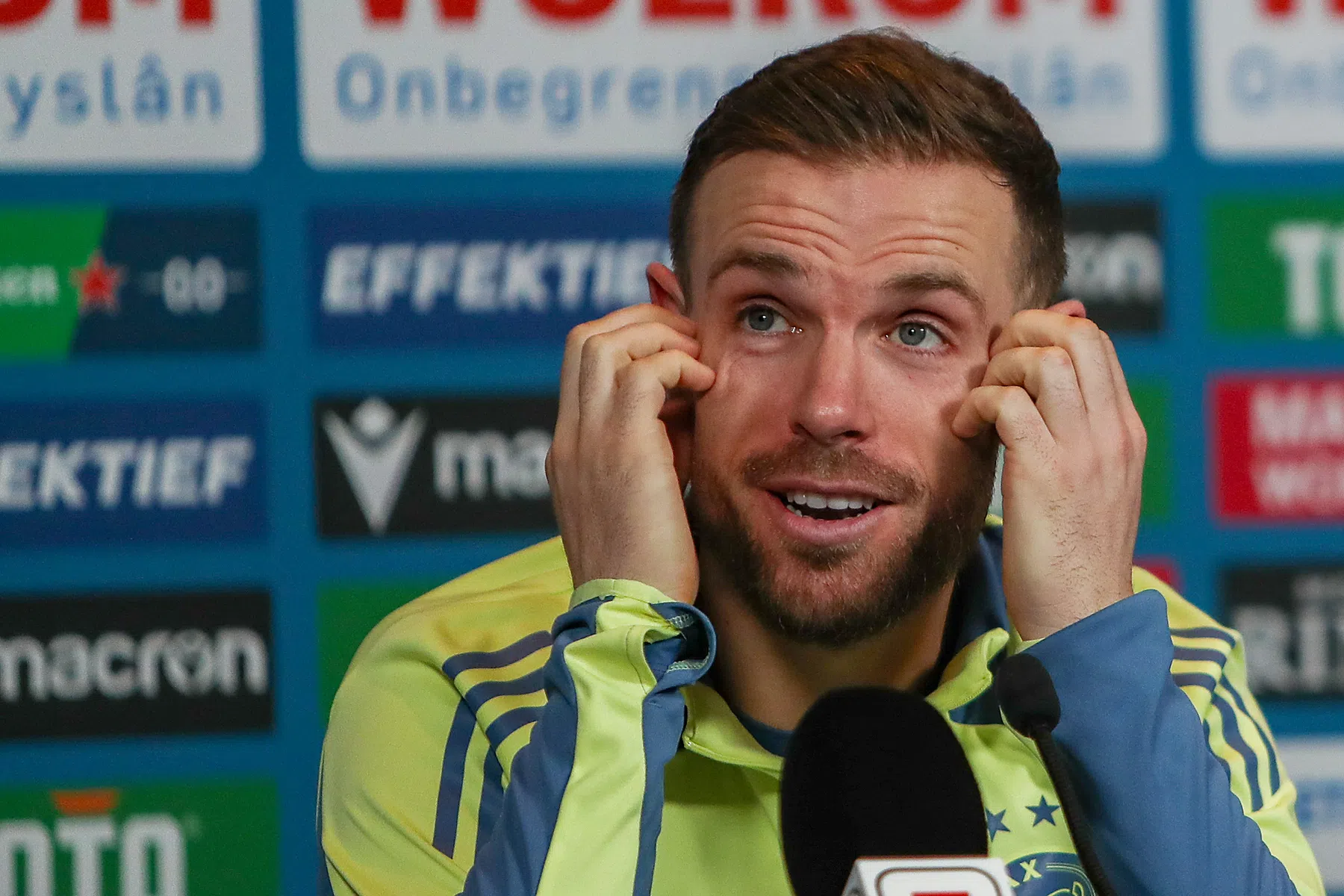 Henderson schiet in de lach na vraag over transfers
