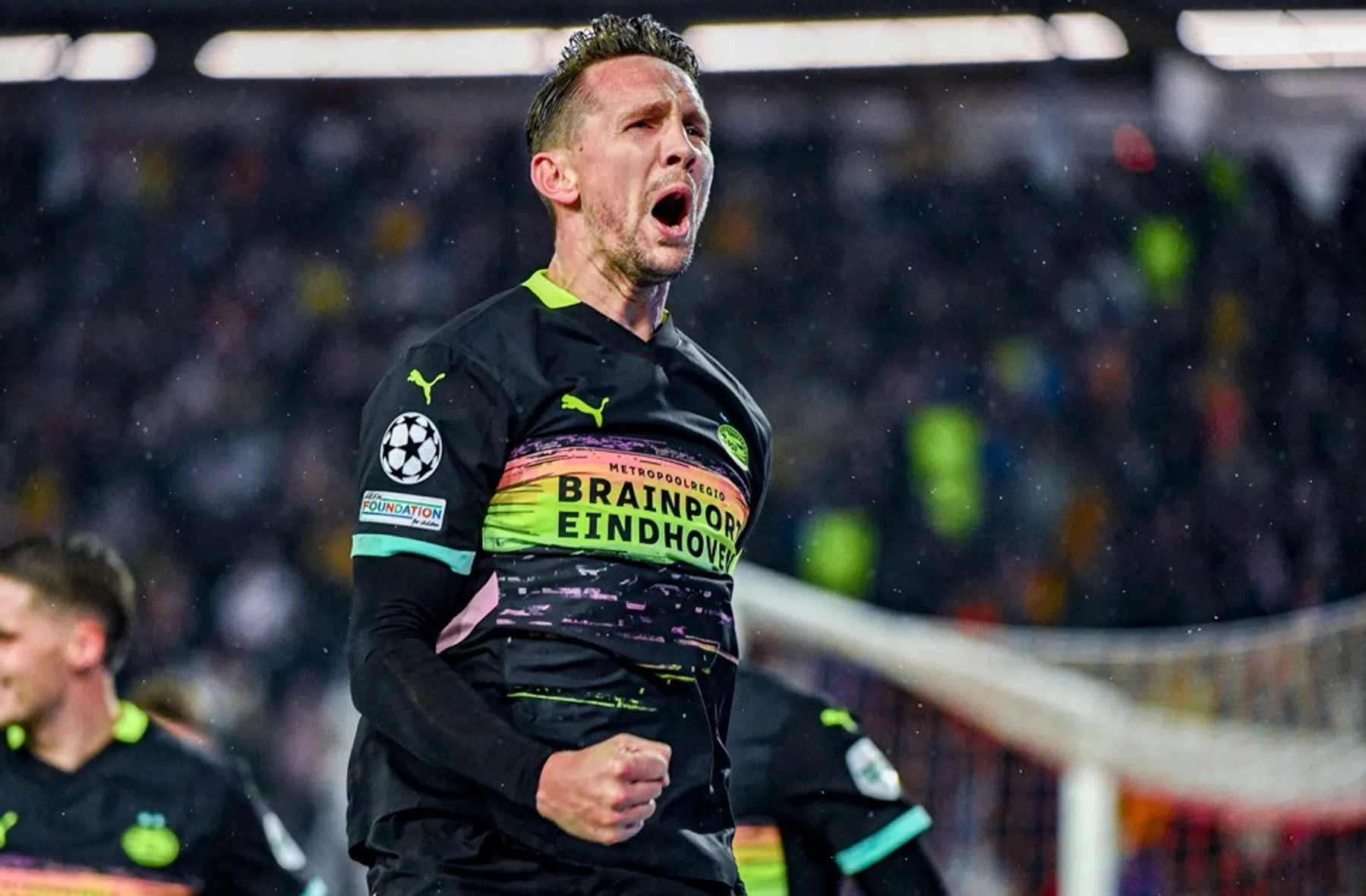 De Jong brengt PSV met twee kopgoals in een zetel in Belgrado