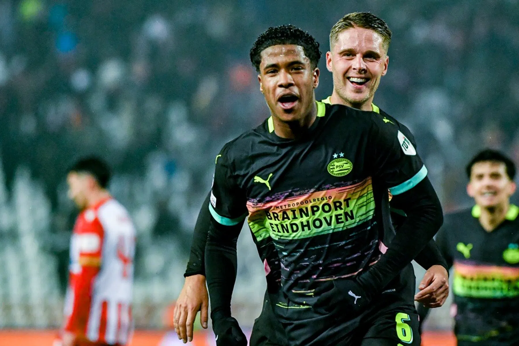 Heerlijke goal Flamingo zet PSV met één been in tussenronde