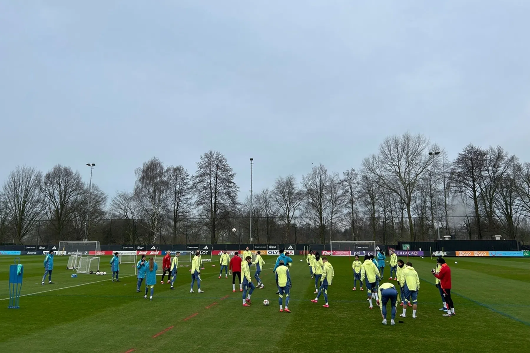 Ajax traint zonder Rensch, jonge verdediger sluit aan