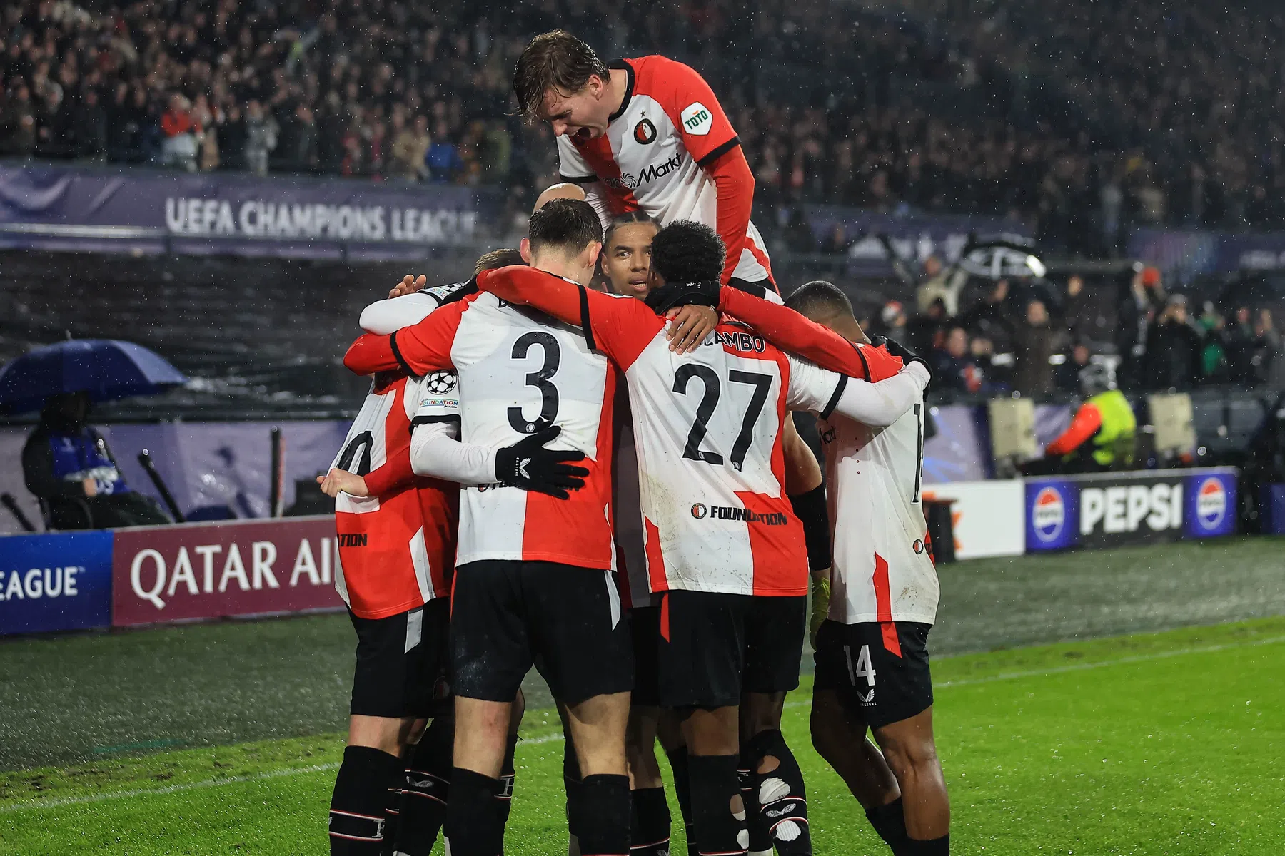 Feyenoord verzekert langer CL-verblijf met sensationele zege op Bayern
