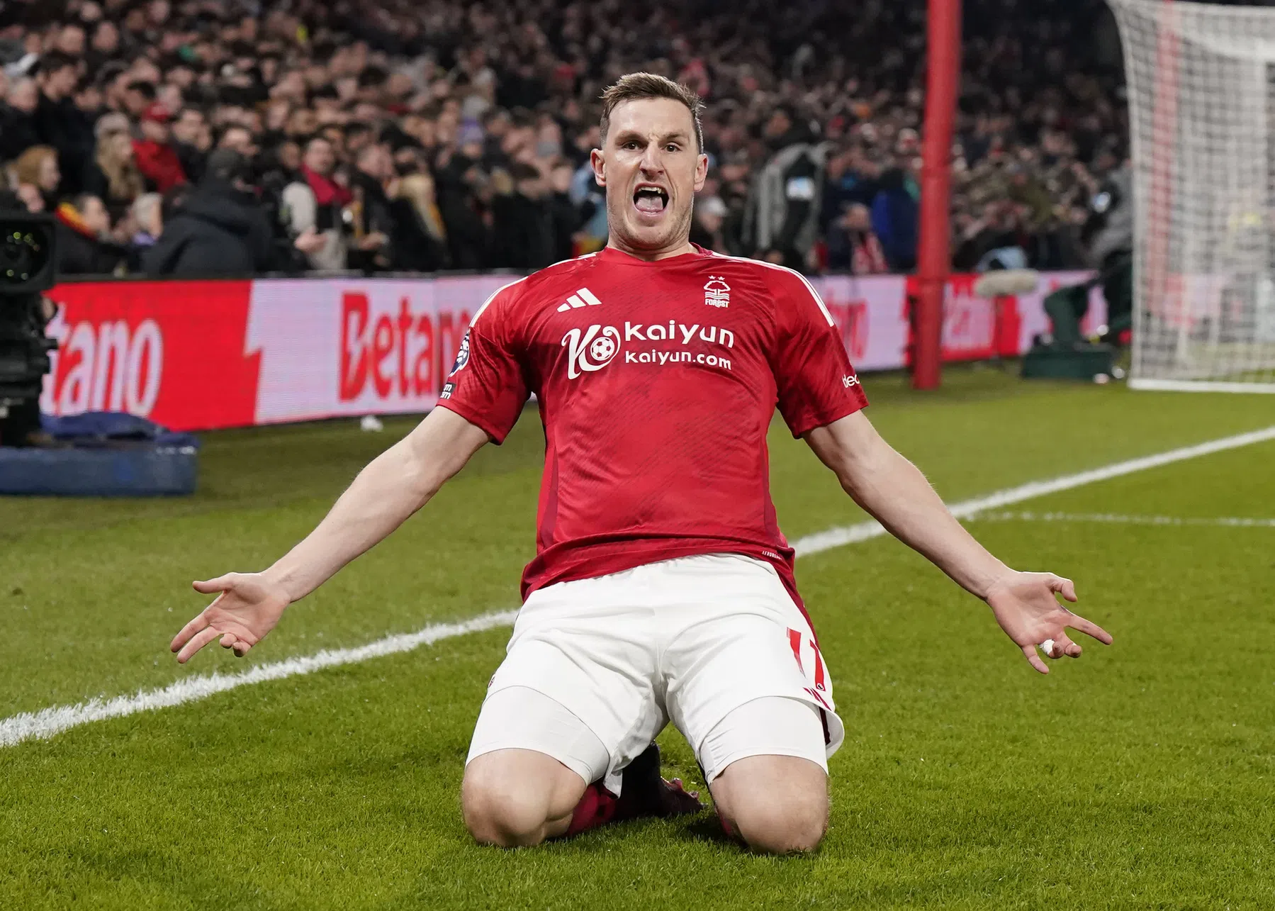 Premier League-sensatie Forest legt ontketende Wood langer vast