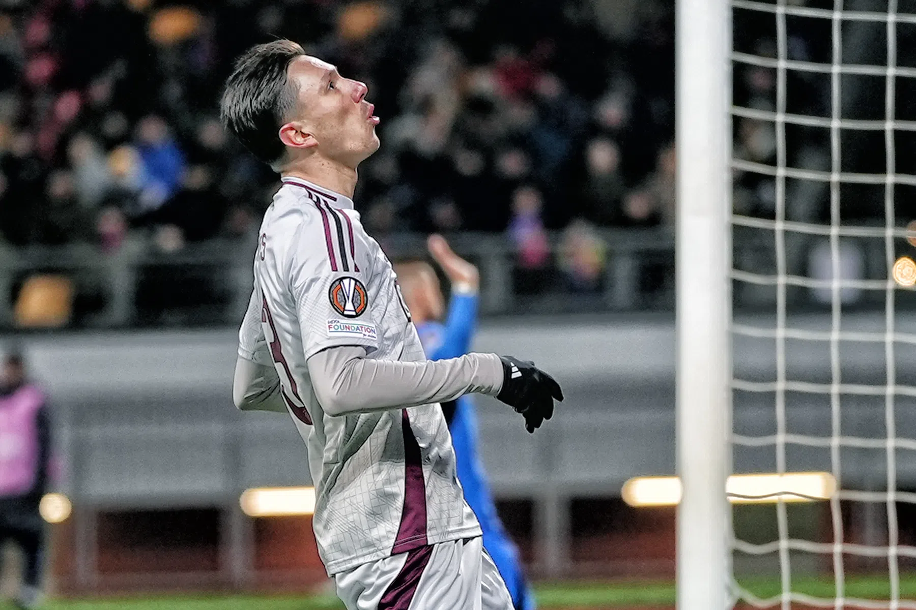 Zeer zwak Ajax zakt gigantisch door het ijs in Letland