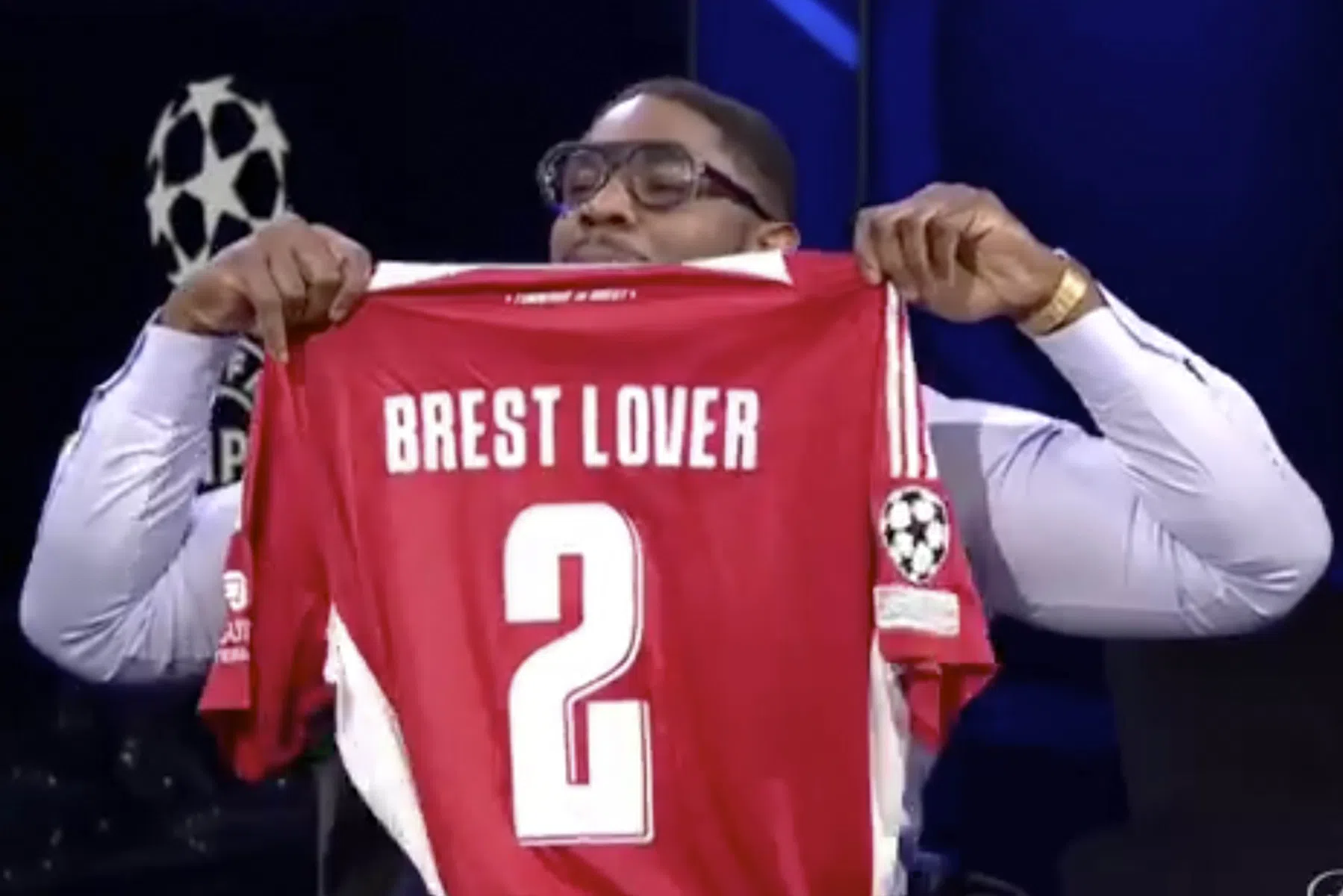 Micah Richards wordt verrast door speciale gift van Brest