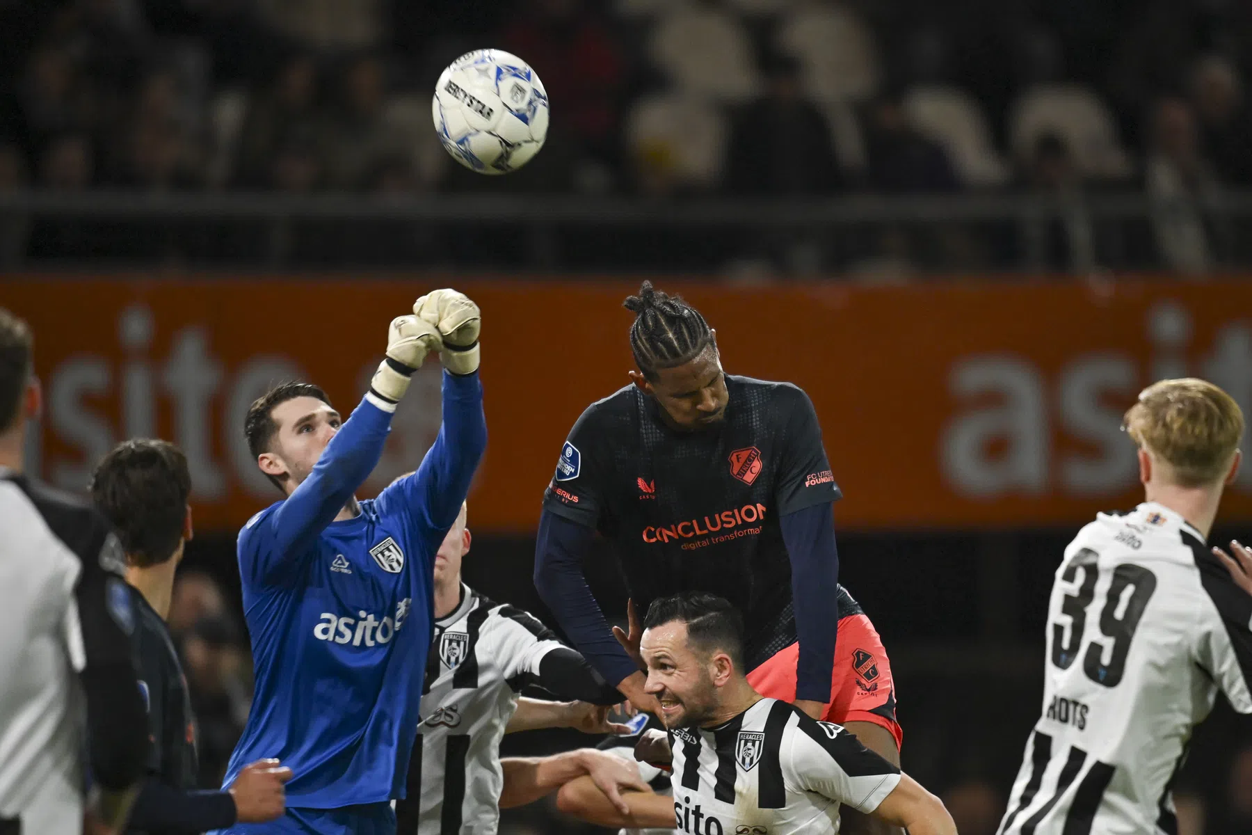 Utrecht behoudt ongeslagen status na parel El Karouani in blessuretijd