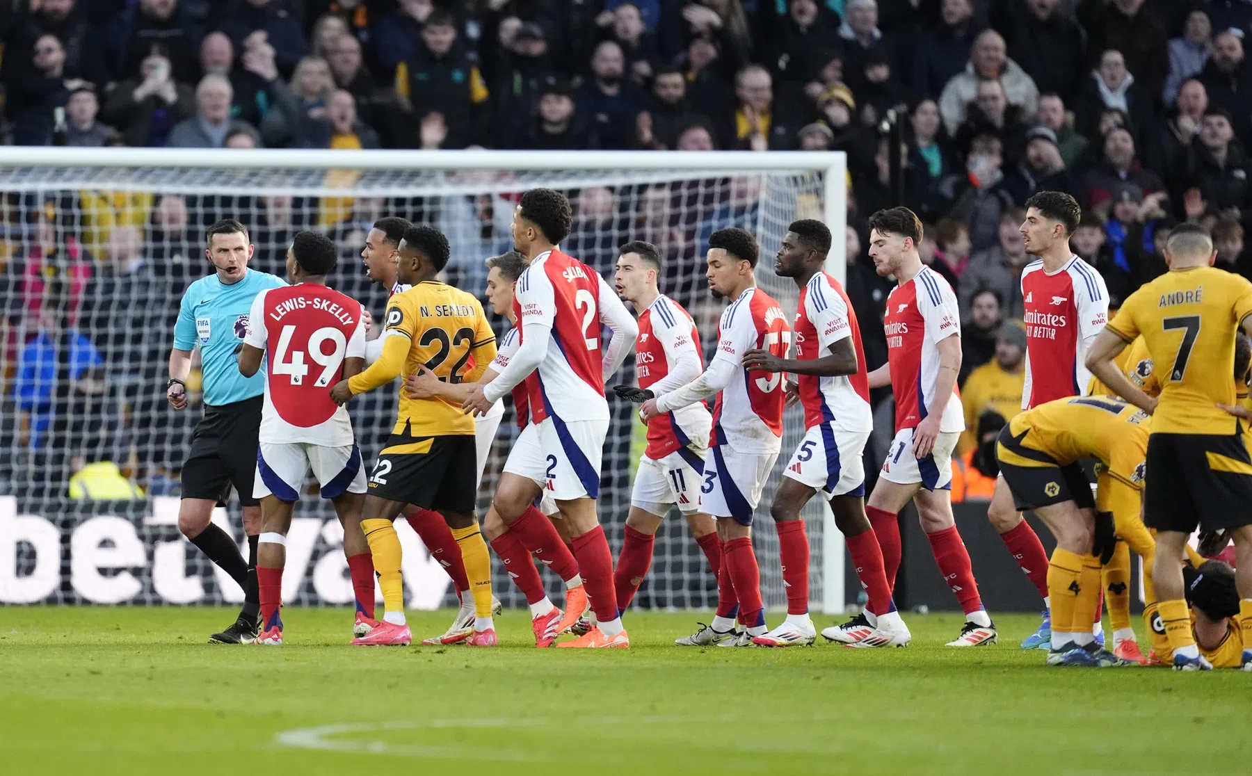 Arsenal voorkomt misstap na veelbesproken rood, Isak ontketend