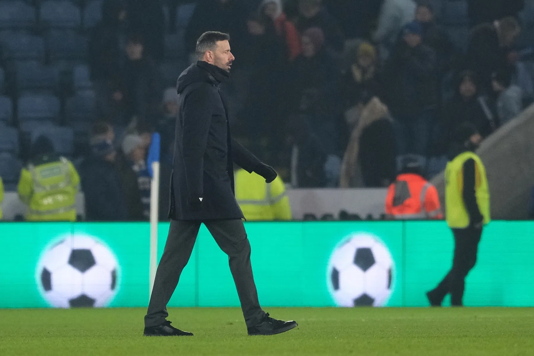 Van Nistelrooij weerspreekt verhalen over onrust bij Leicester City