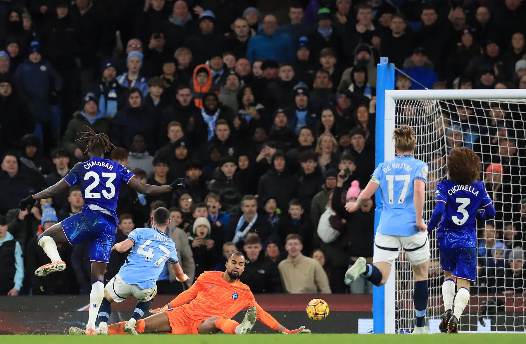 Stuntelende Sánchez opnieuw de gebeten hond: 'Hij weet dat hij fouten maakt'