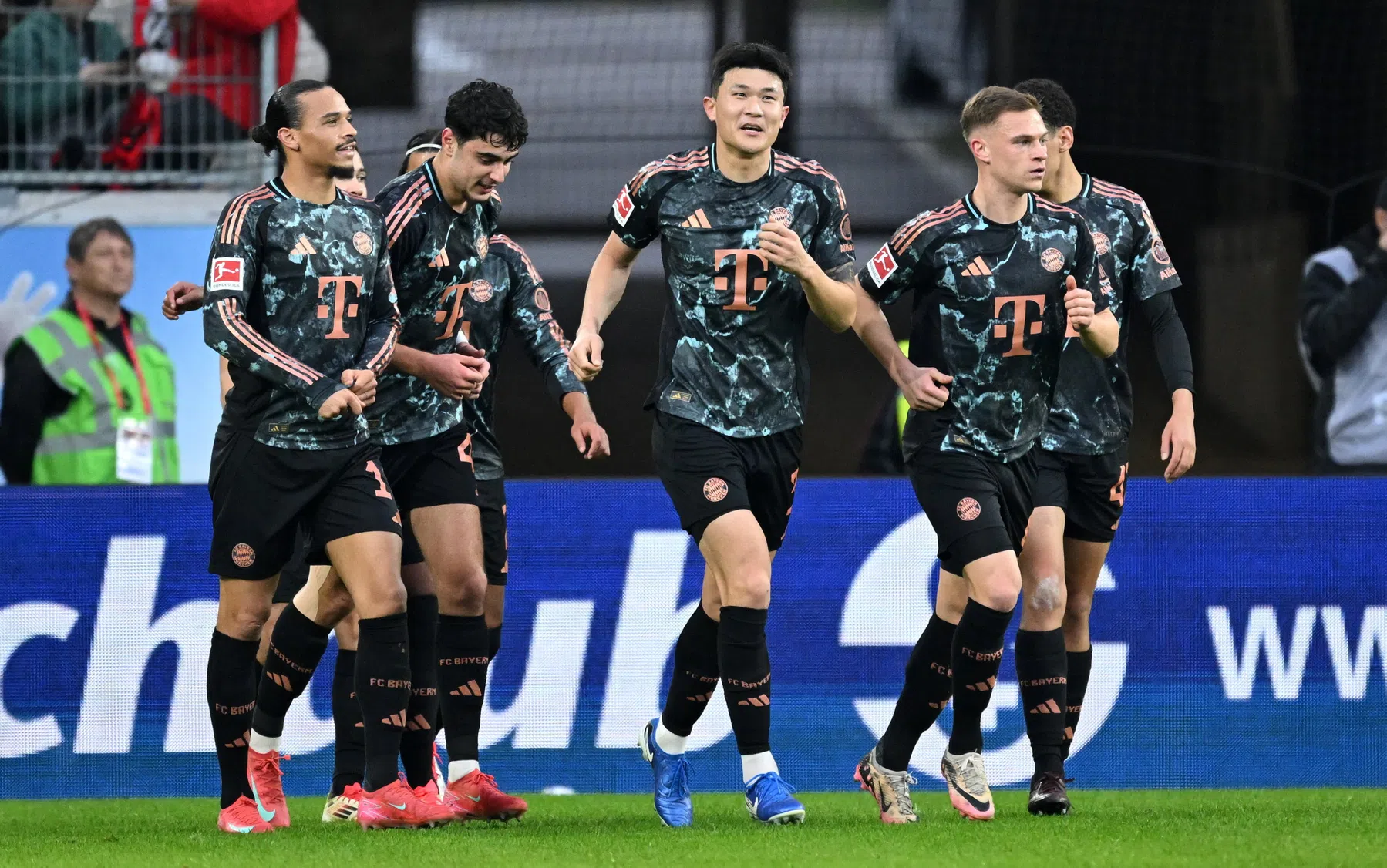 Bayern spoelt Kuip-kater weg tegen Freiburg en loopt uit op Leverkusen