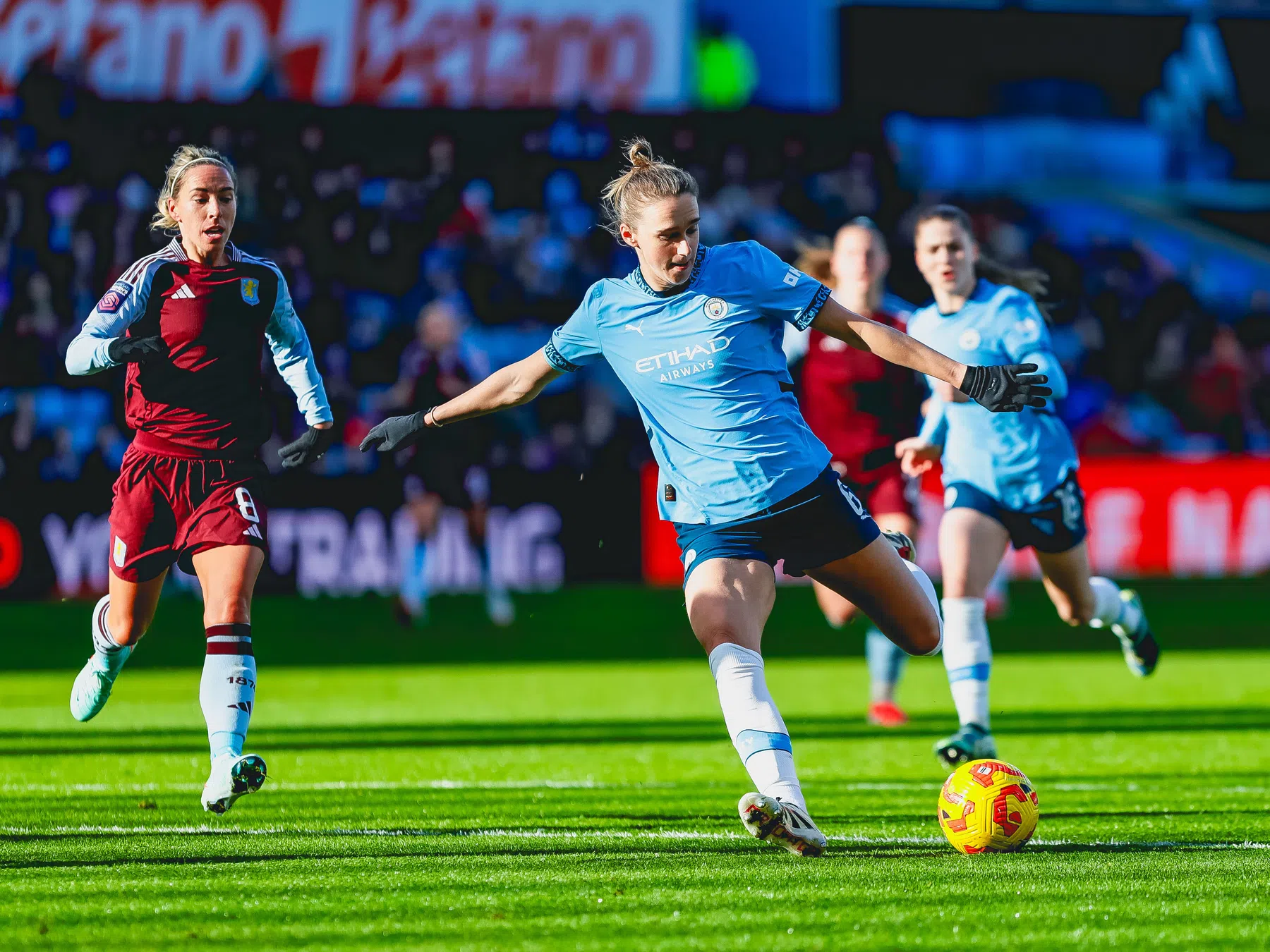 Miedema schittert met wonderschone goal op Villa Park