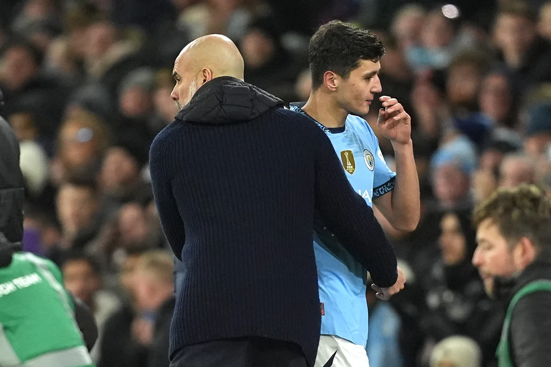Guardiola spaart dolende City-debutant: 'Hij spreekt geen Engels'
