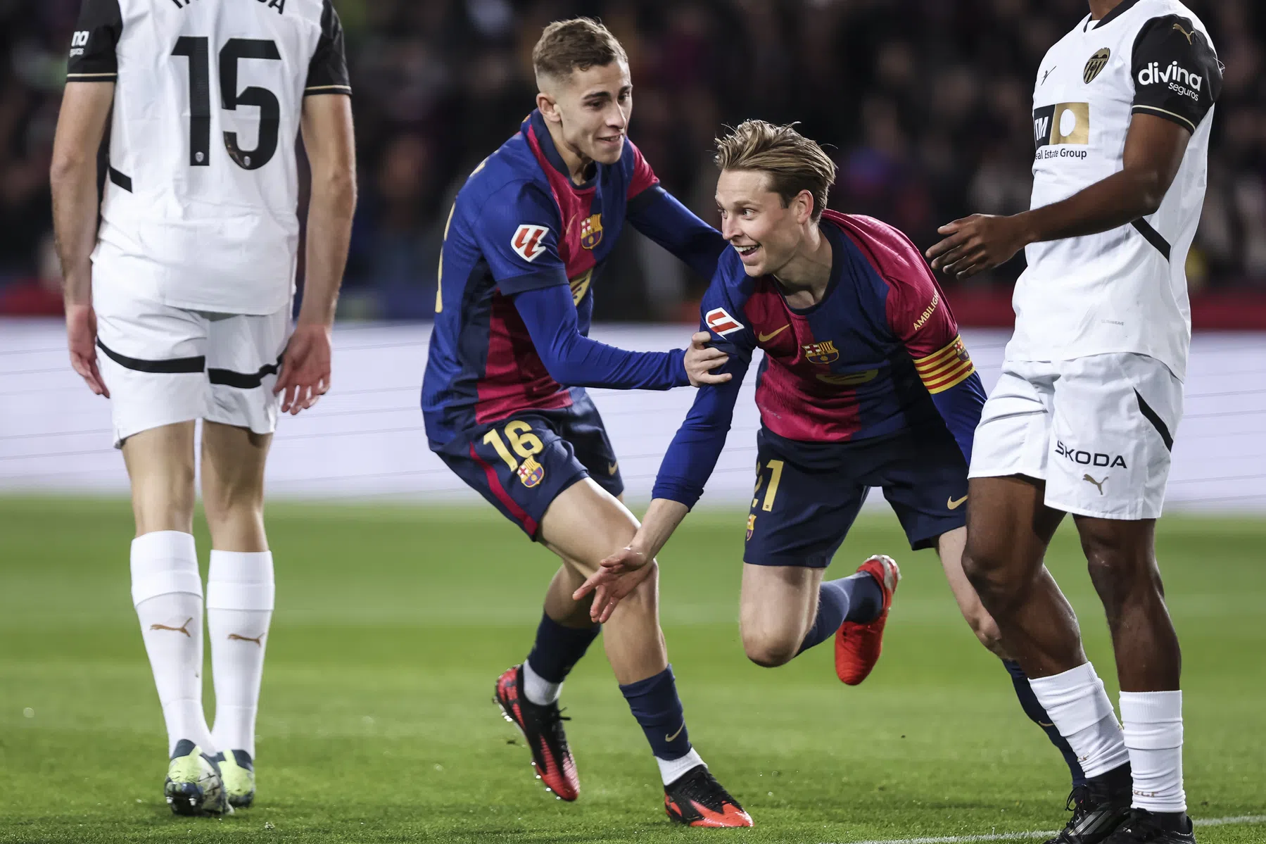 De Jong opent het bal bij galavoorstelling van Barcelona tegen Valencia