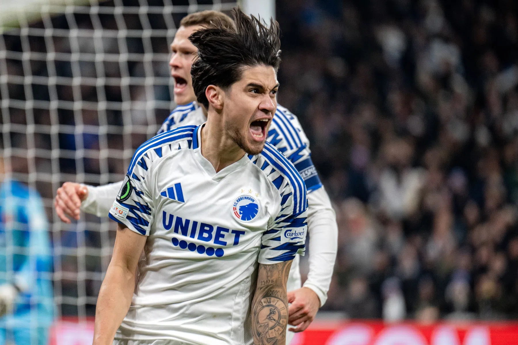 Diks rondt transfer af en tekent voor vijf seizoenen in Duitsland