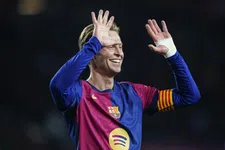 Thumbnail for article: 'De Jong heeft meer dan genoeg talent om middenveld van Barça te dragen' 